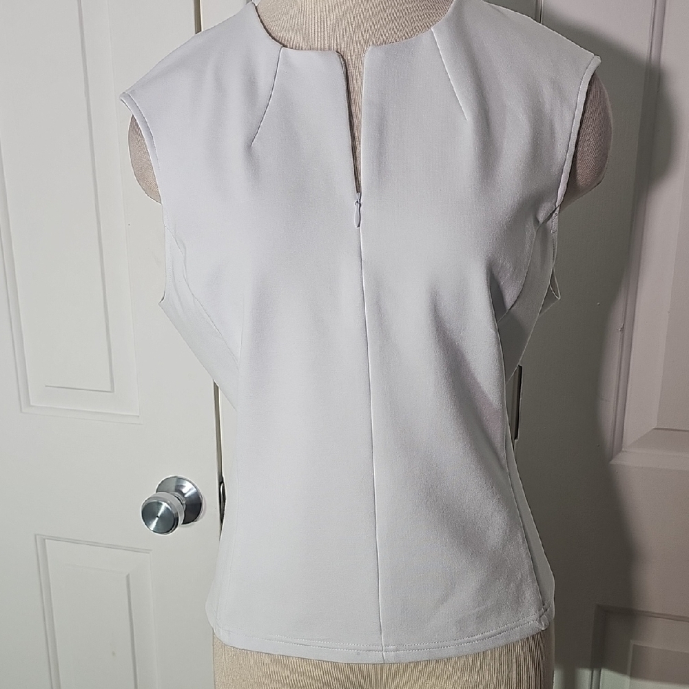 Ricki's White Fitted Sleeveless Blouse In A Size Large. Beautiful Fabric.
